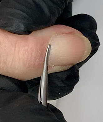 How to safely and correctly remove the cuticle during nail prep